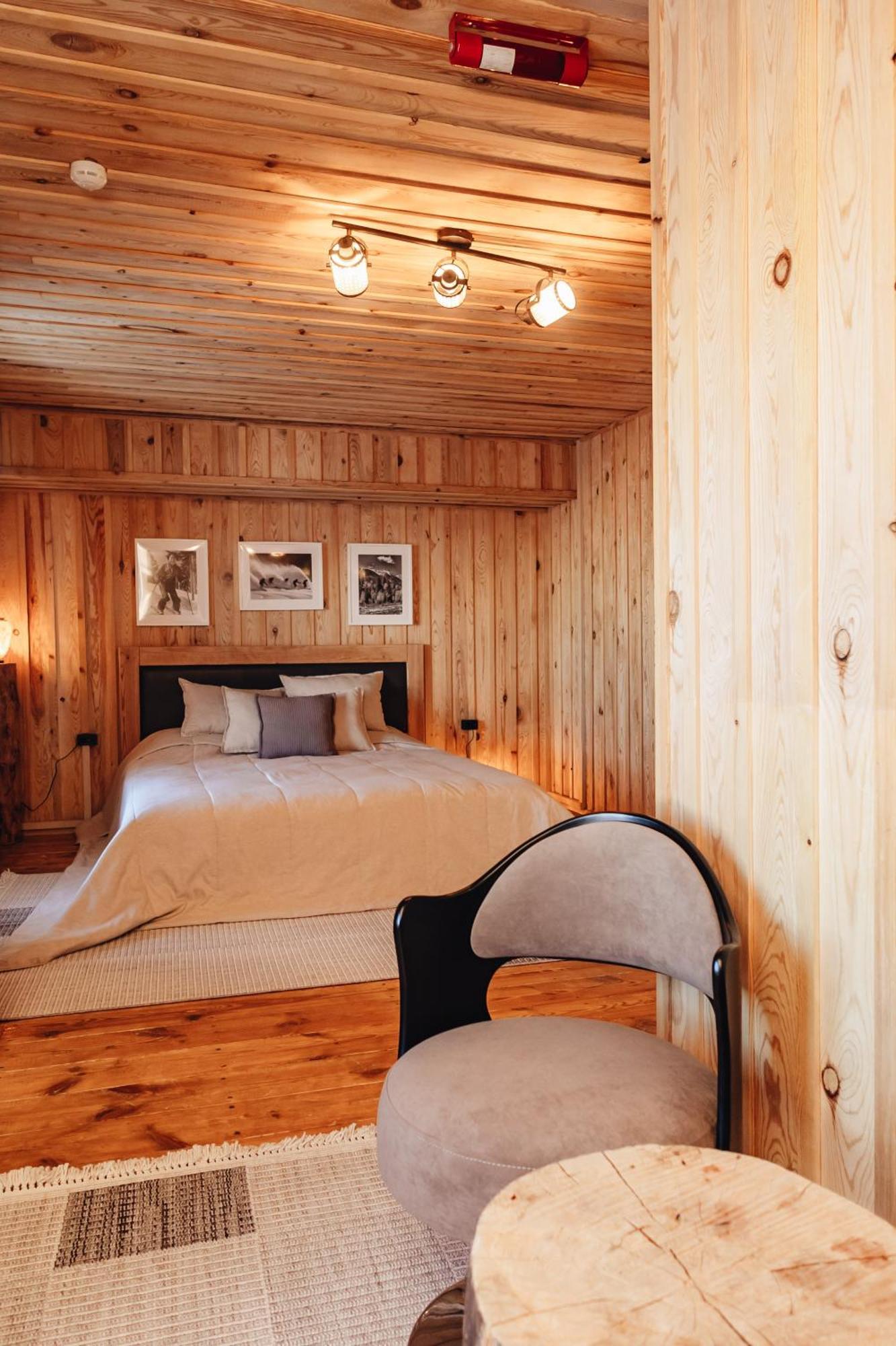 Le Mont Hotel Алма Ата Екстериор снимка