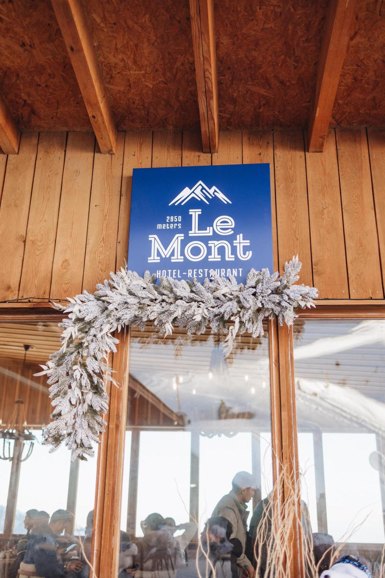Le Mont Hotel Алма Ата Екстериор снимка
